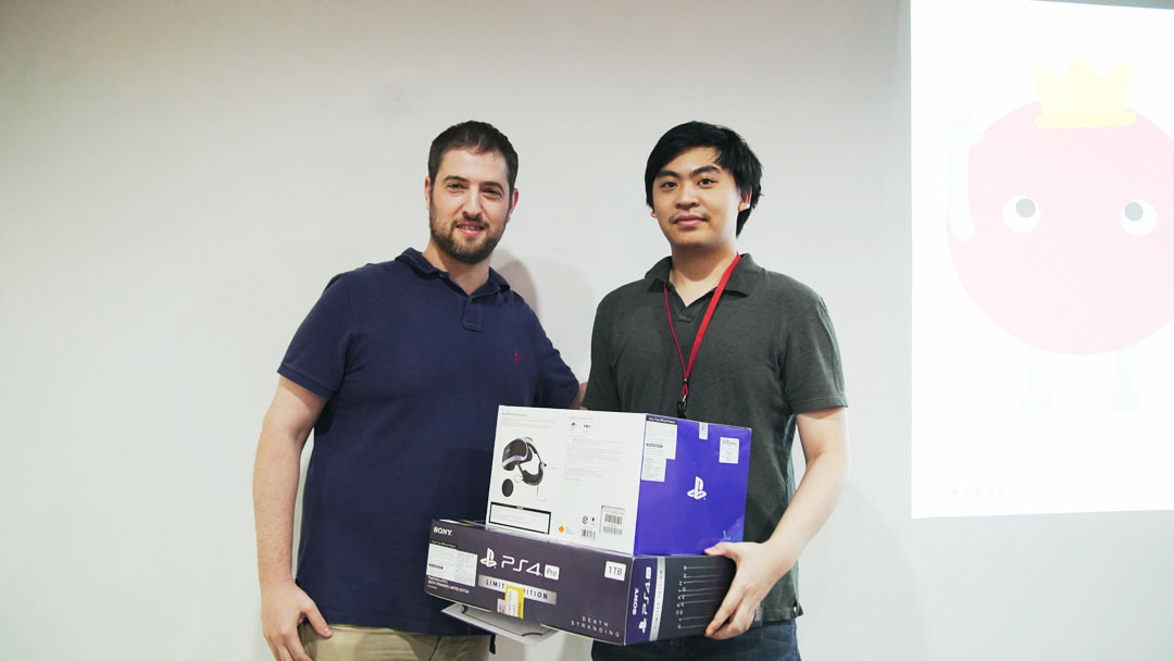 Phirasit Charoenchitseriwong receiving PS4 prize from Idan Zalzberg - Agoda Programming Competition 2019 (now Codegoda)